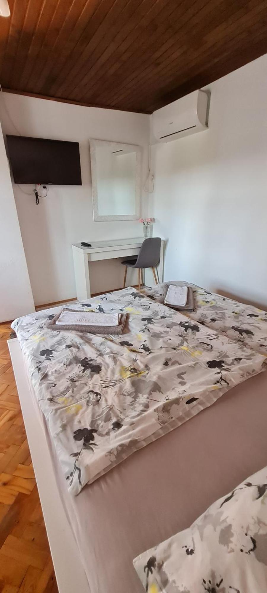 Sobe Zimmer Rooms Nika Tusilovic Exterior foto