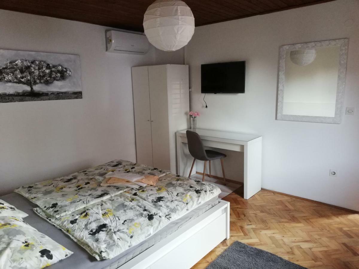 Sobe Zimmer Rooms Nika Tusilovic Exterior foto